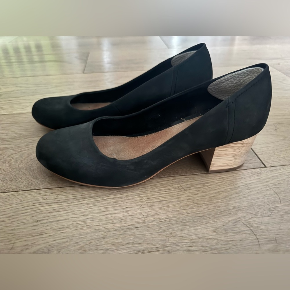 Tom’s leather wooden heel pump